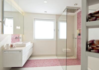 Weißes Bad mit rot-rosa Mosaik