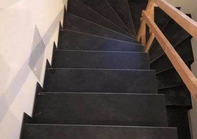 Treppe mit schwarzen Fliesen
